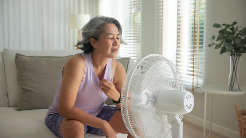 phụ nữ mặc quần áo rộng