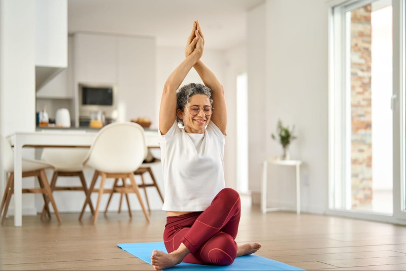 phụ nữ tập yoga