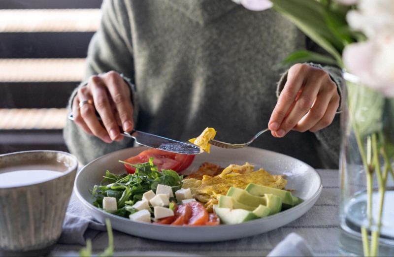 salad rau củ kèm trứng 