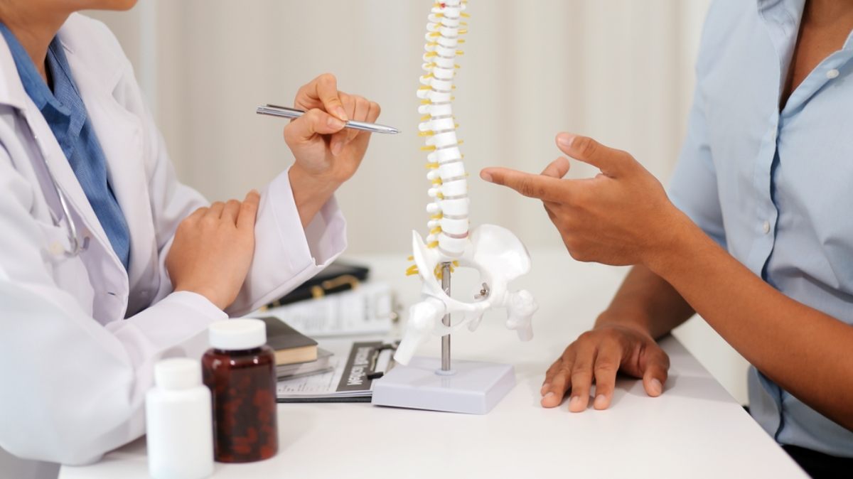 bác sĩ trao đổi với người bệnh