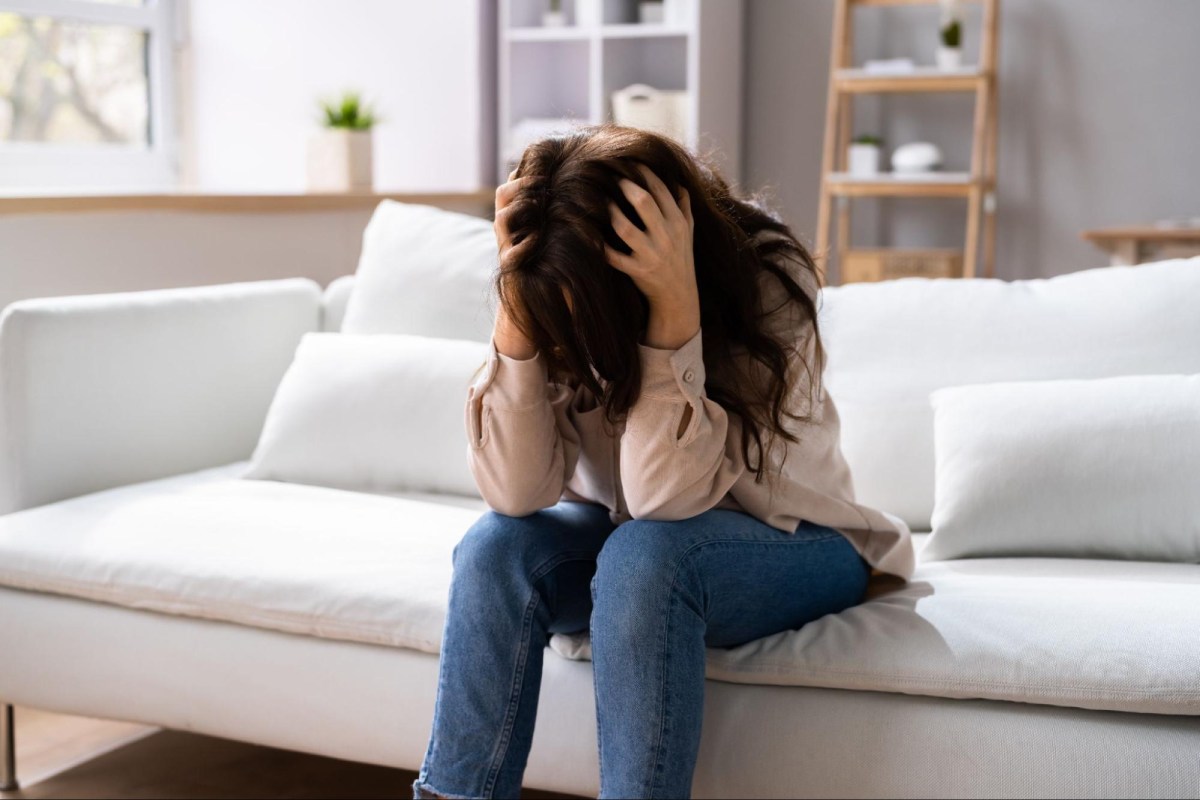 cô gái cảm thấy stress
