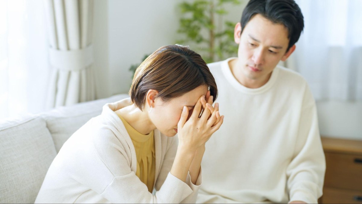 cô gái ngồi mệt mỏi