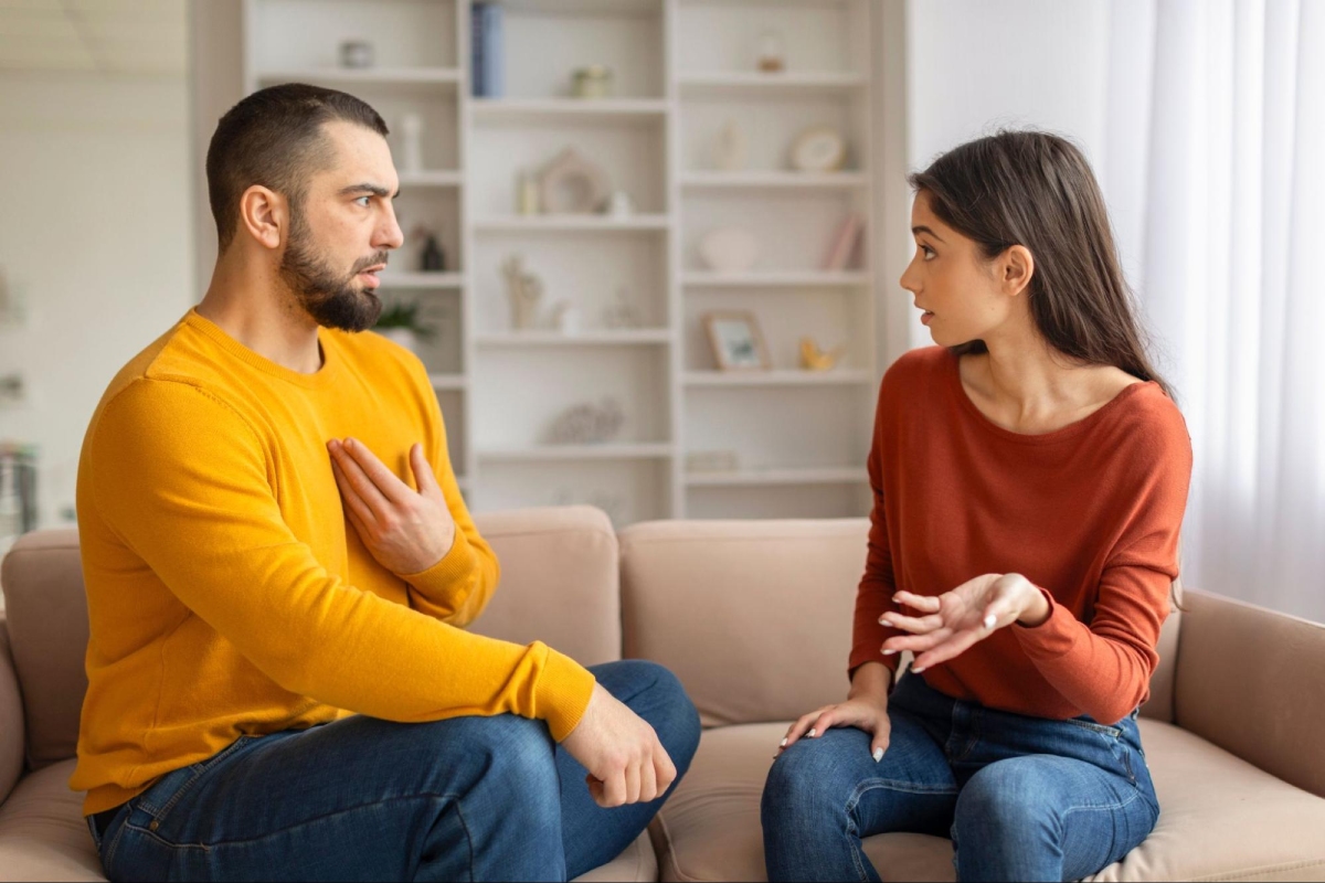 đôi nam nữ đang trò chuyện