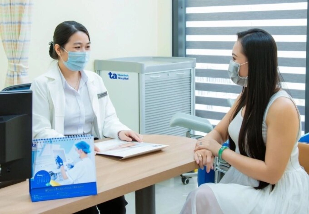 bác sĩ tư vấn sức khỏe