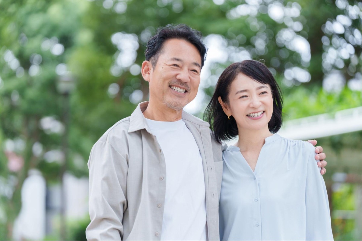 cặp đôi trung niên cười tươi